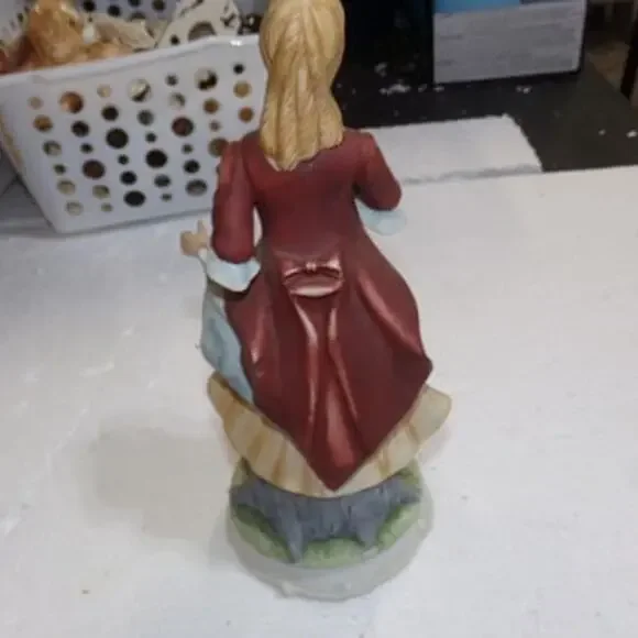 VINTAGE BISQUE PORCELAIN LADY FIGURINE - Picture 2 of 5